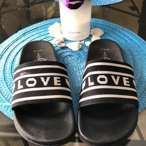 🔴🖤Black and white sandals 🖤SOLD
